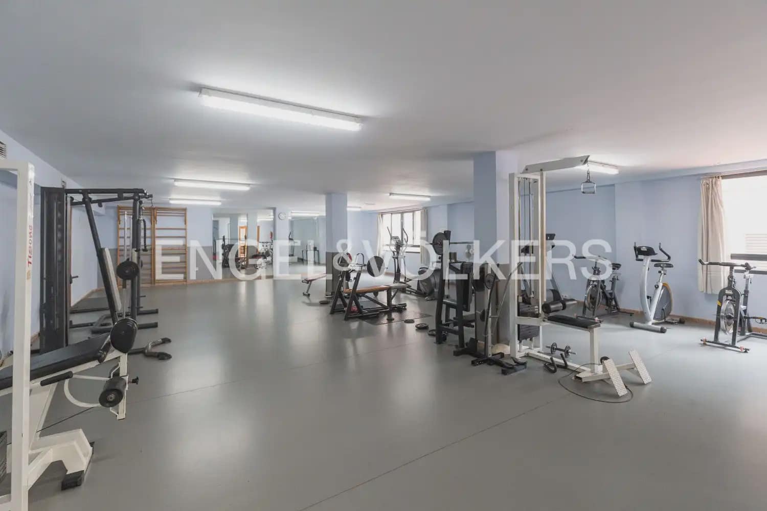 3 bedroom Flat for rent in Valencia city with pool garage - € 2,100 (Ref: 10021437)