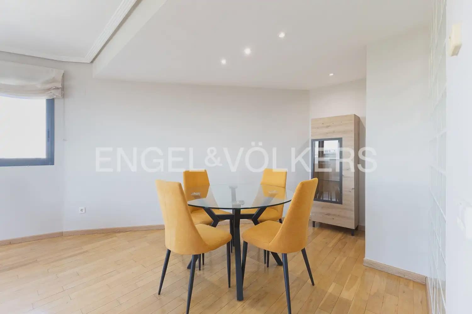 3 bedroom Flat for rent in Valencia city with pool garage - € 2,100 (Ref: 10021437)