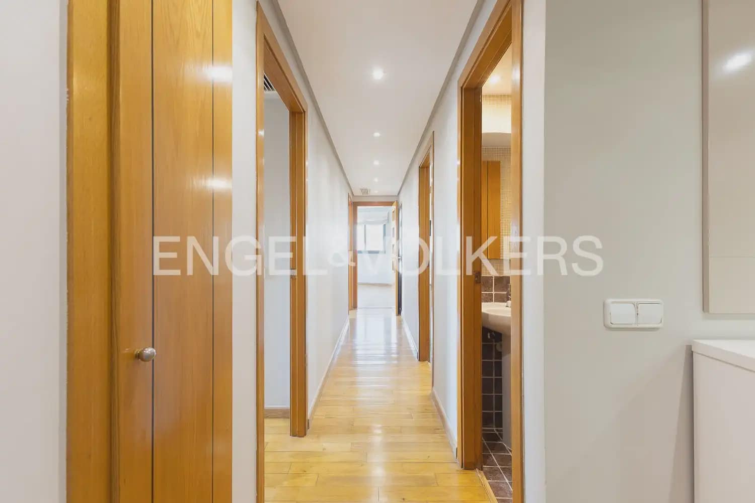 3 bedroom Flat for rent in Valencia city with pool garage - € 2,100 (Ref: 10021437)