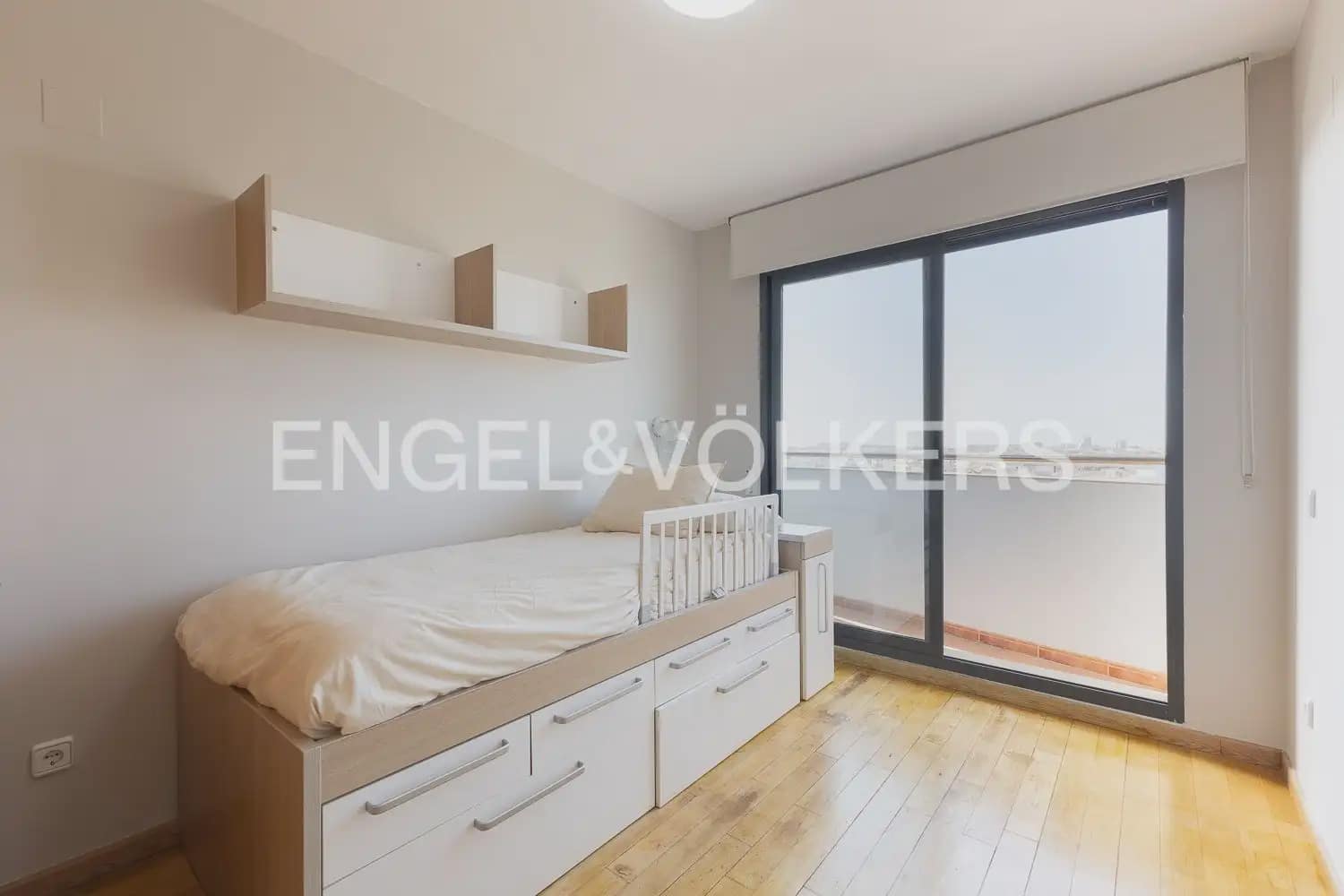 3 bedroom Flat for rent in Valencia city with pool garage - € 2,100 (Ref: 10021437)