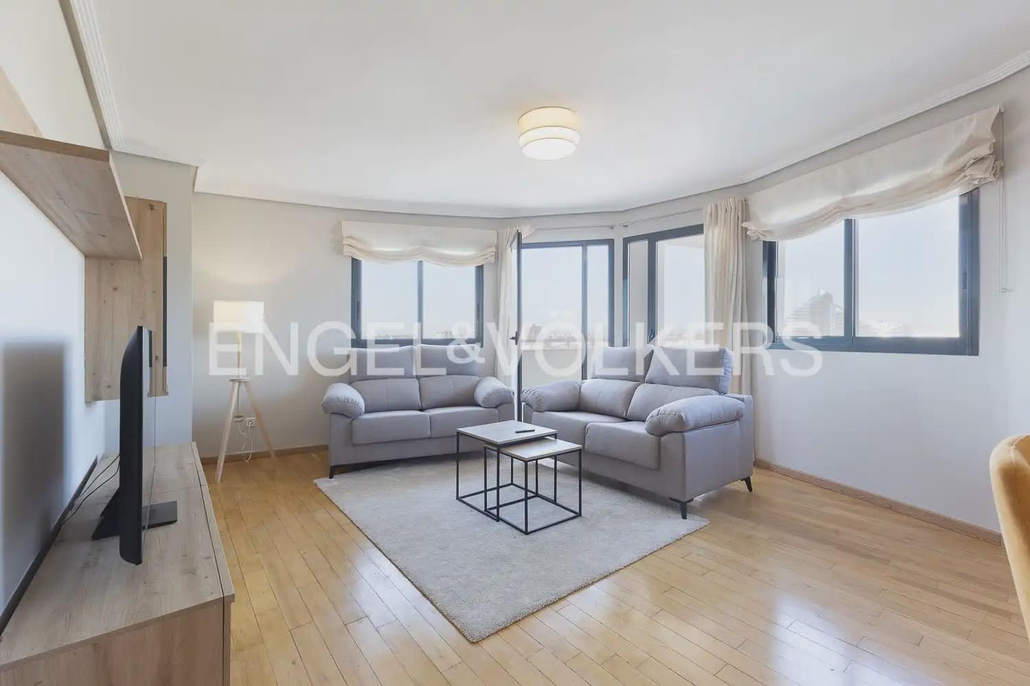 3 bedroom Flat for rent in Valencia city with pool garage - € 2,100 (Ref: 10021437)