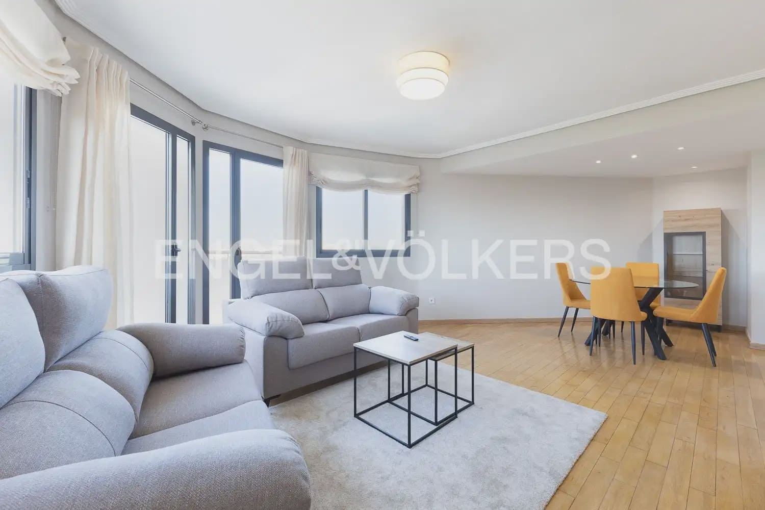 3 bedroom Flat for rent in Valencia city with pool garage - € 2,100 (Ref: 10021437)