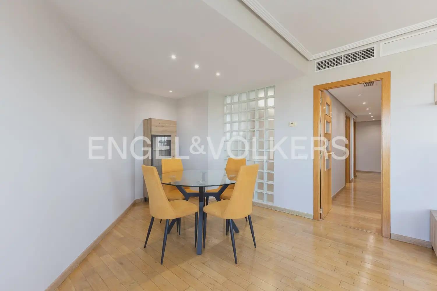 3 bedroom Flat for rent in Valencia city with pool garage - € 2,100 (Ref: 10021437)