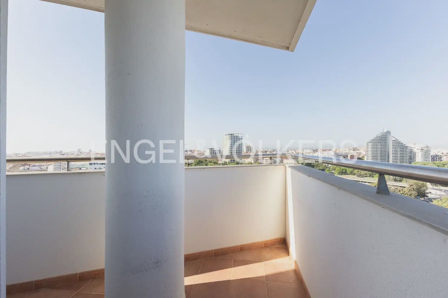 3 bedroom Flat for rent in Valencia city with pool garage - € 2,100 (Ref: 10021437)