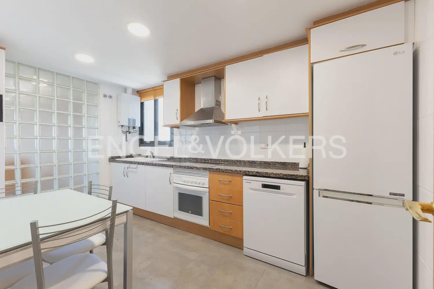3 bedroom Flat for rent in Valencia city with pool garage - € 2,100 (Ref: 10021437)