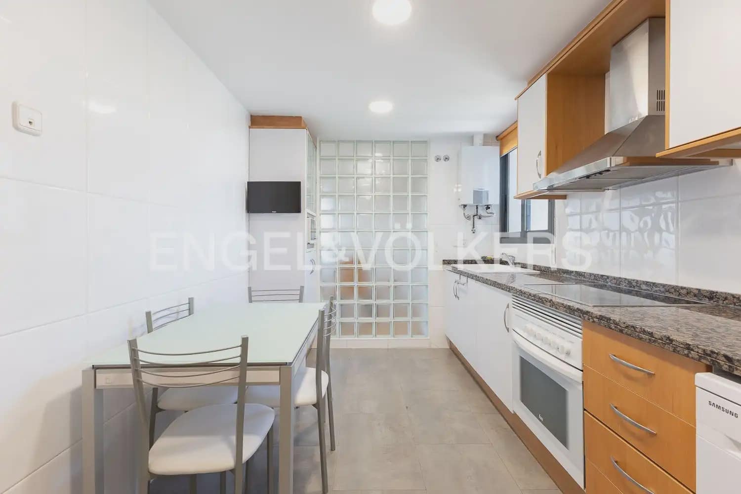 3 bedroom Flat for rent in Valencia city with pool garage - € 2,100 (Ref: 10021437)