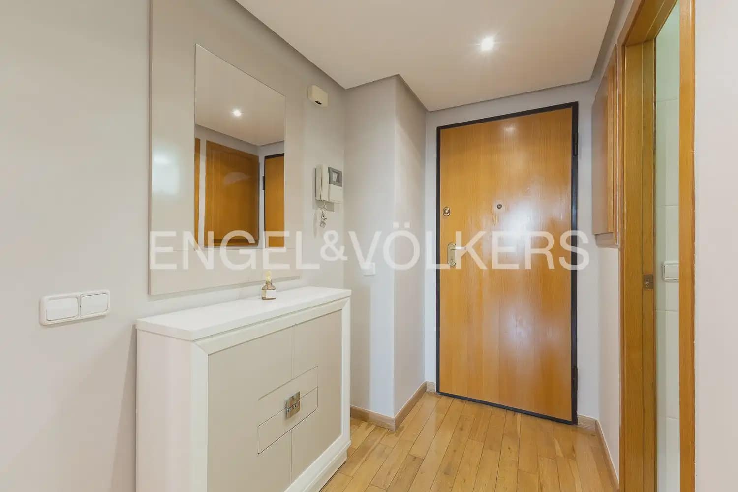 3 bedroom Flat for rent in Valencia city with pool garage - € 2,100 (Ref: 10021437)