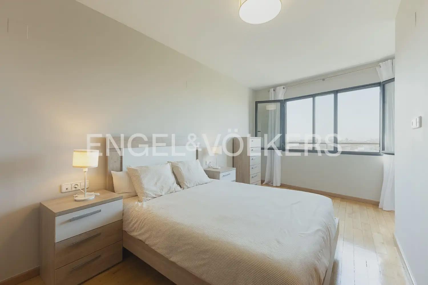 3 bedroom Flat for rent in Valencia city with pool garage - € 2,100 (Ref: 10021437)