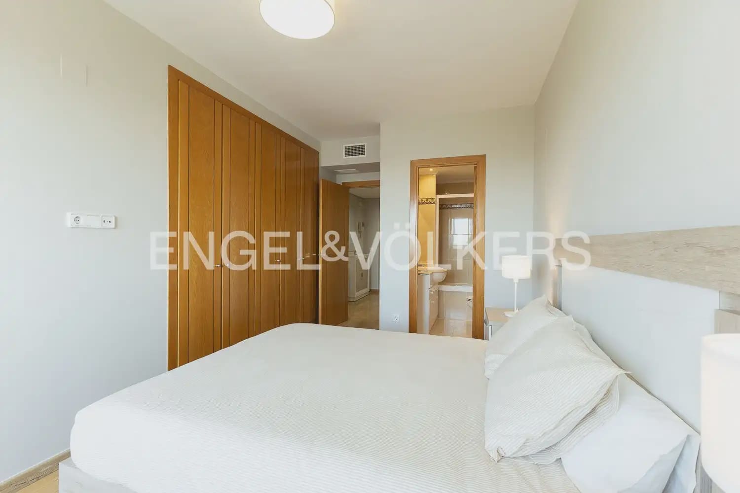 3 bedroom Flat for rent in Valencia city with pool garage - € 2,100 (Ref: 10021437)