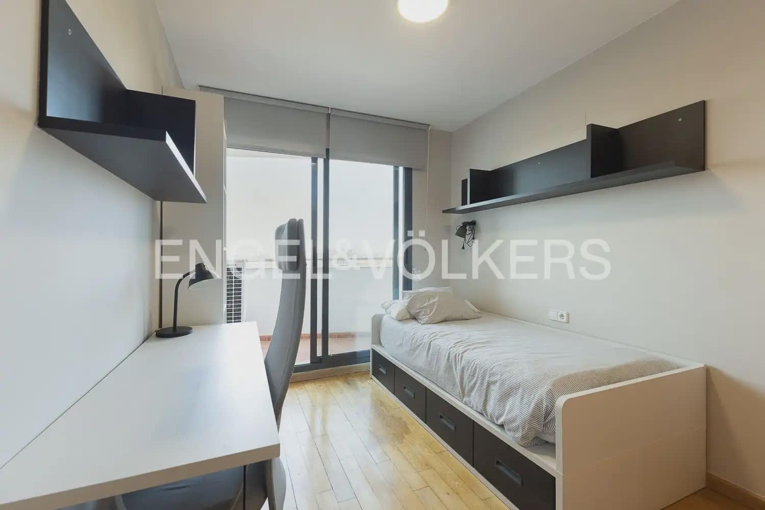 3 bedroom Flat for rent in Valencia city with pool garage - € 2,100 (Ref: 10021437)
