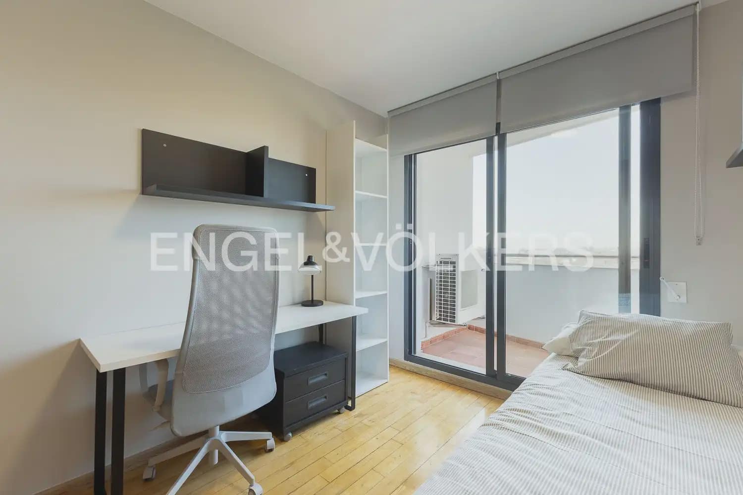 3 bedroom Flat for rent in Valencia city with pool garage - € 2,100 (Ref: 10021437)