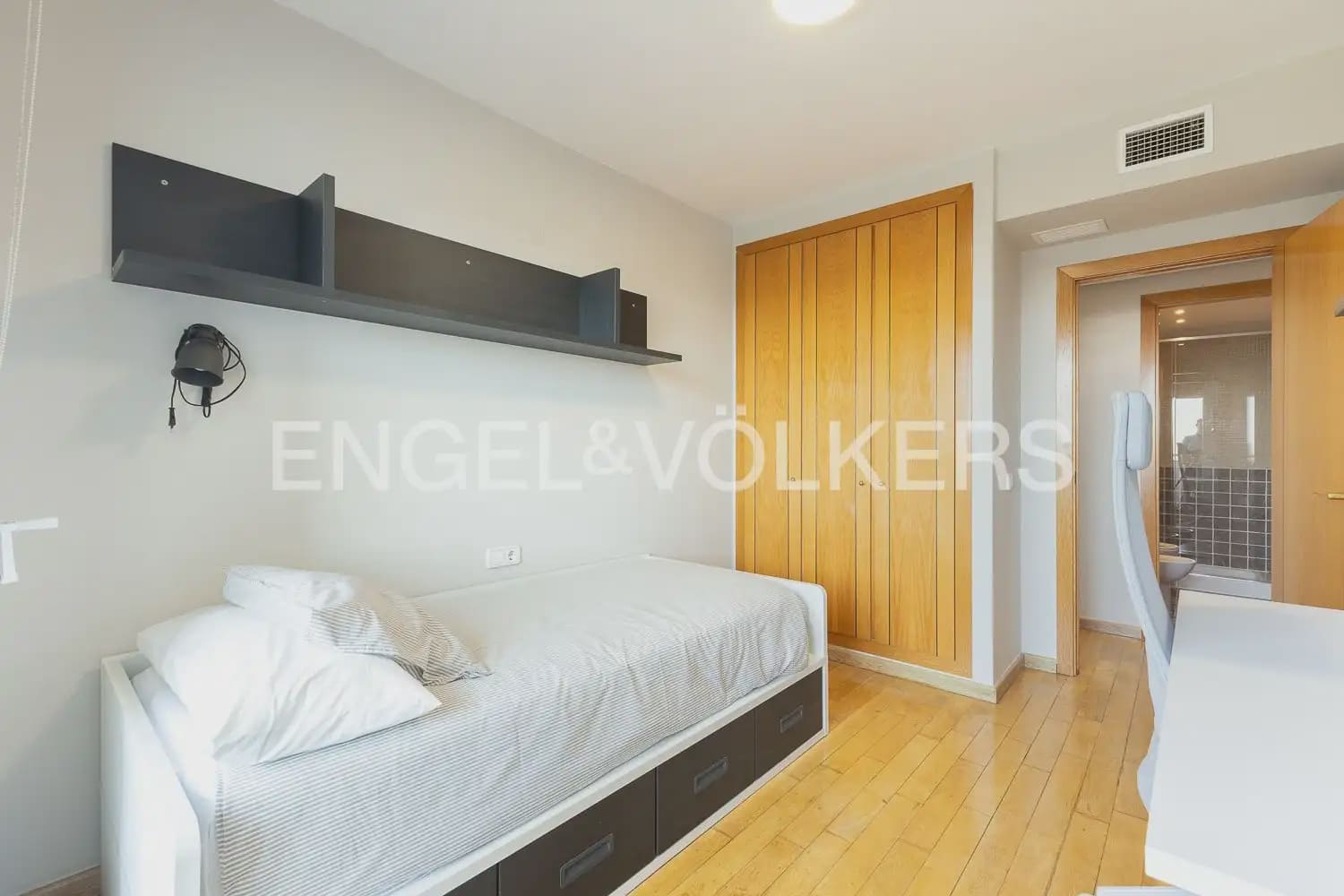 3 bedroom Flat for rent in Valencia city with pool garage - € 2,100 (Ref: 10021437)