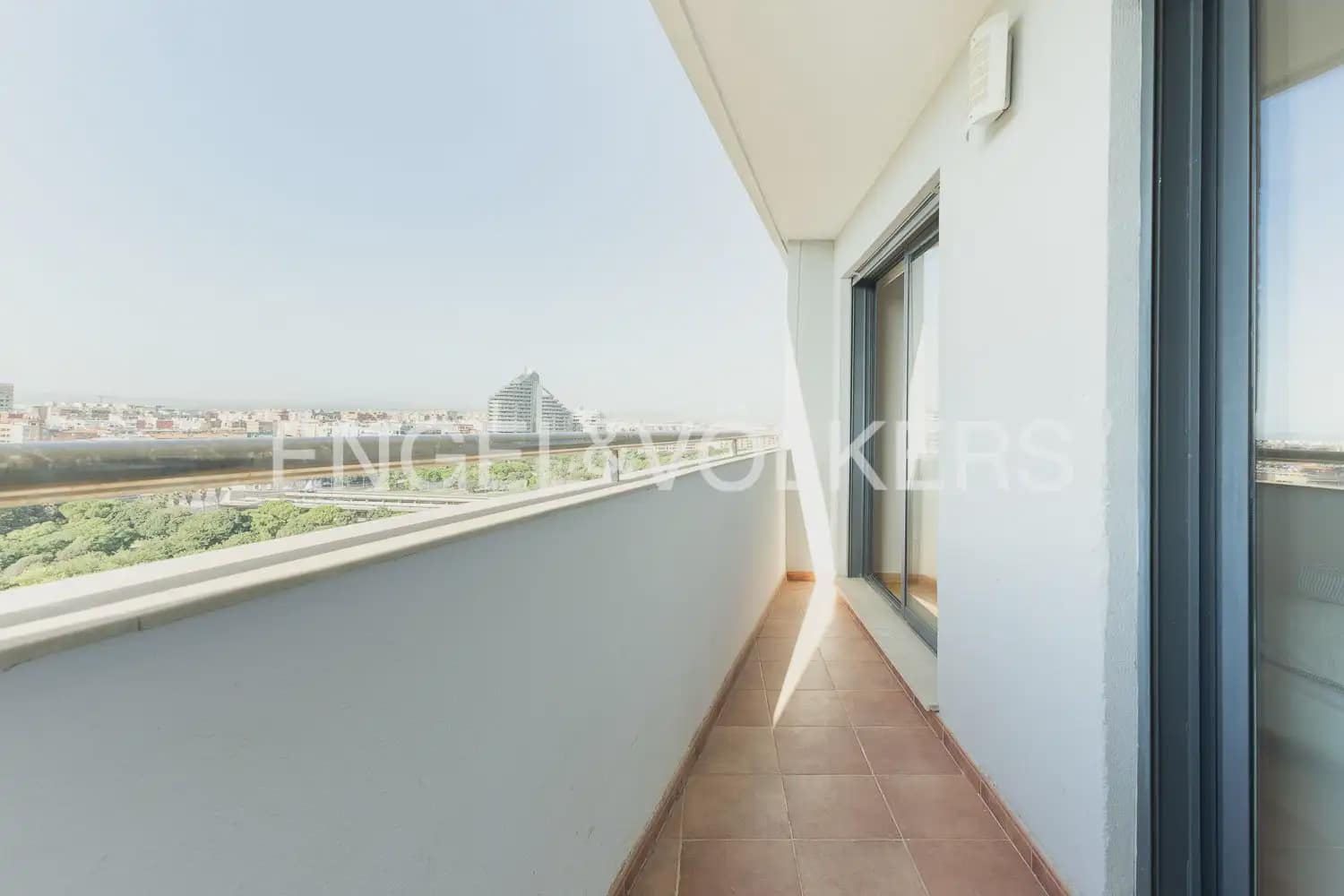 3 bedroom Flat for rent in Valencia city with pool garage - € 2,100 (Ref: 10021437)