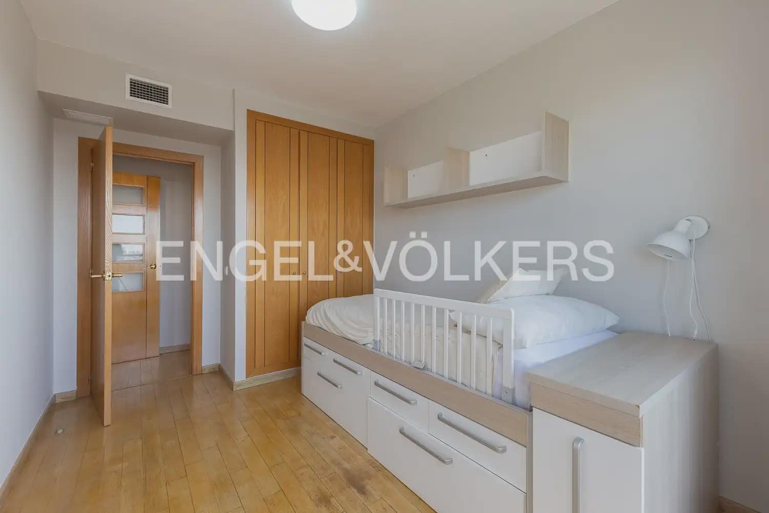 3 bedroom Flat for rent in Valencia city with pool garage - € 2,100 (Ref: 10021437)
