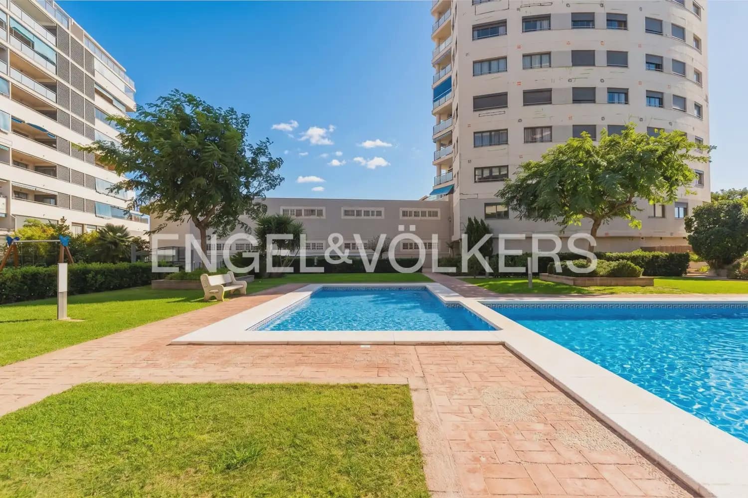 3 bedroom Flat for rent in Valencia city with pool garage - € 2,100 (Ref: 10021437)