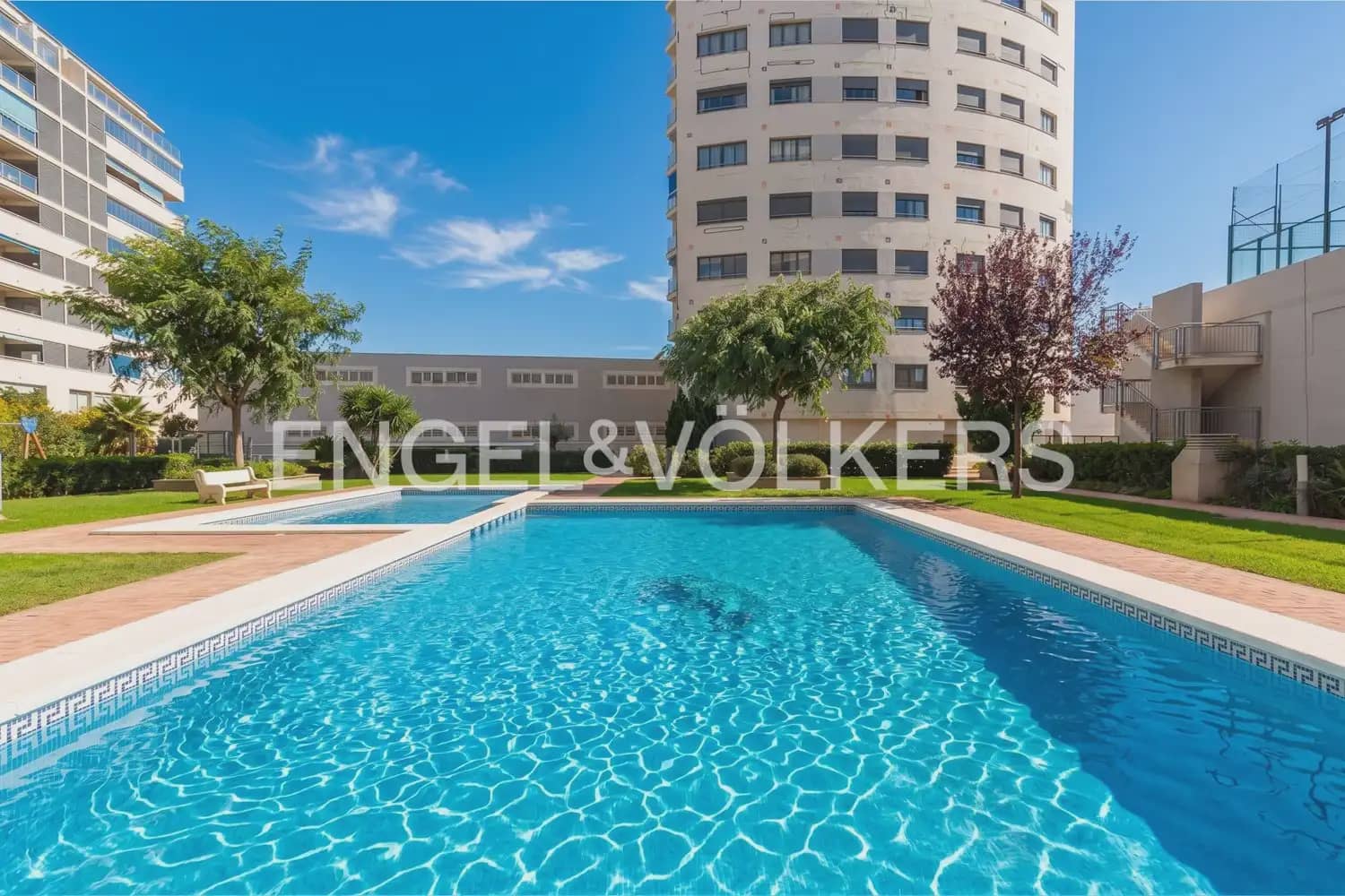 3 bedroom Flat for rent in Valencia city with pool garage - € 2,100 (Ref: 10021437)