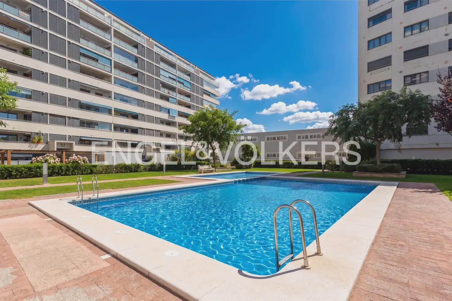 3 bedroom Flat for rent in Valencia city with pool garage - € 2,100 (Ref: 10021437)