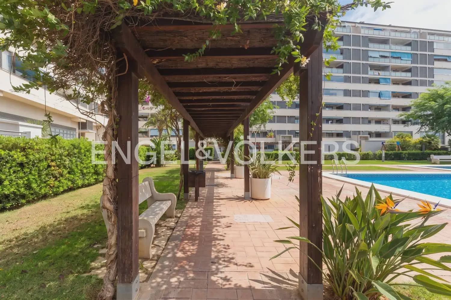 3 bedroom Flat for rent in Valencia city with pool garage - € 2,100 (Ref: 10021437)