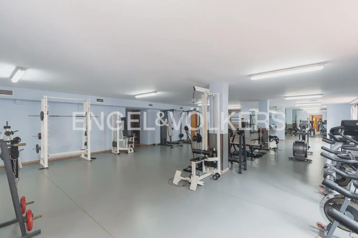 3 bedroom Flat for rent in Valencia city with pool garage - € 2,100 (Ref: 10021437)