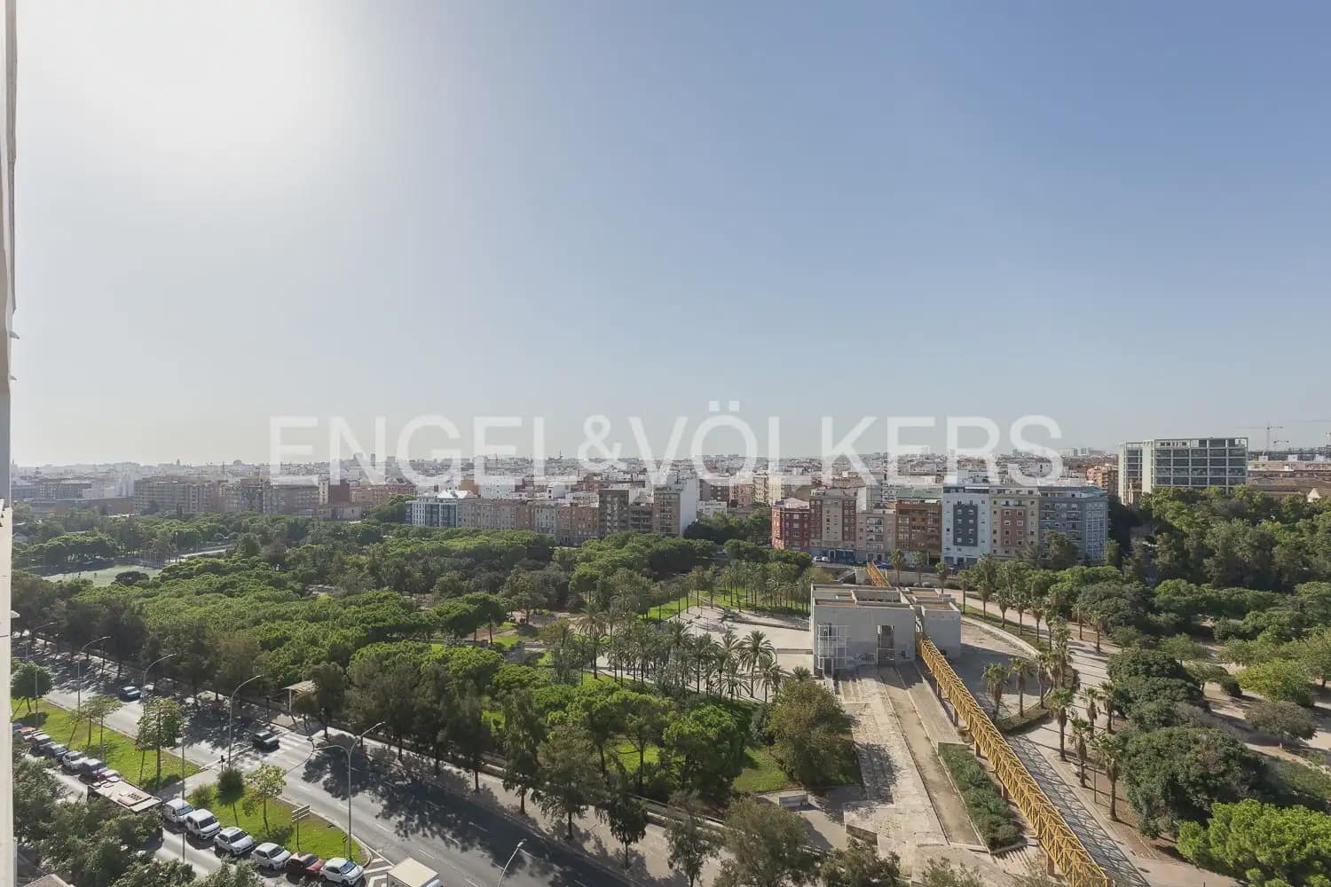 3 bedroom Flat for rent in Valencia city with pool garage - € 2,100 (Ref: 10021437)