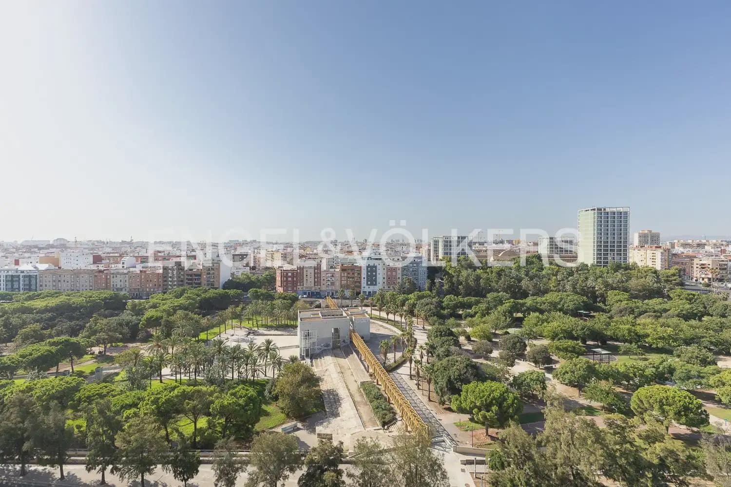 3 bedroom Flat for rent in Valencia city with pool garage - € 2,100 (Ref: 10021437)