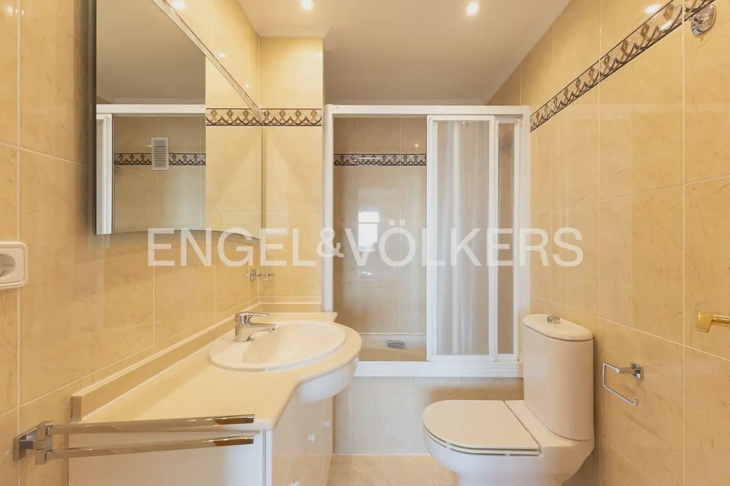 3 bedroom Flat for rent in Valencia city with pool garage - € 2,100 (Ref: 10021437)