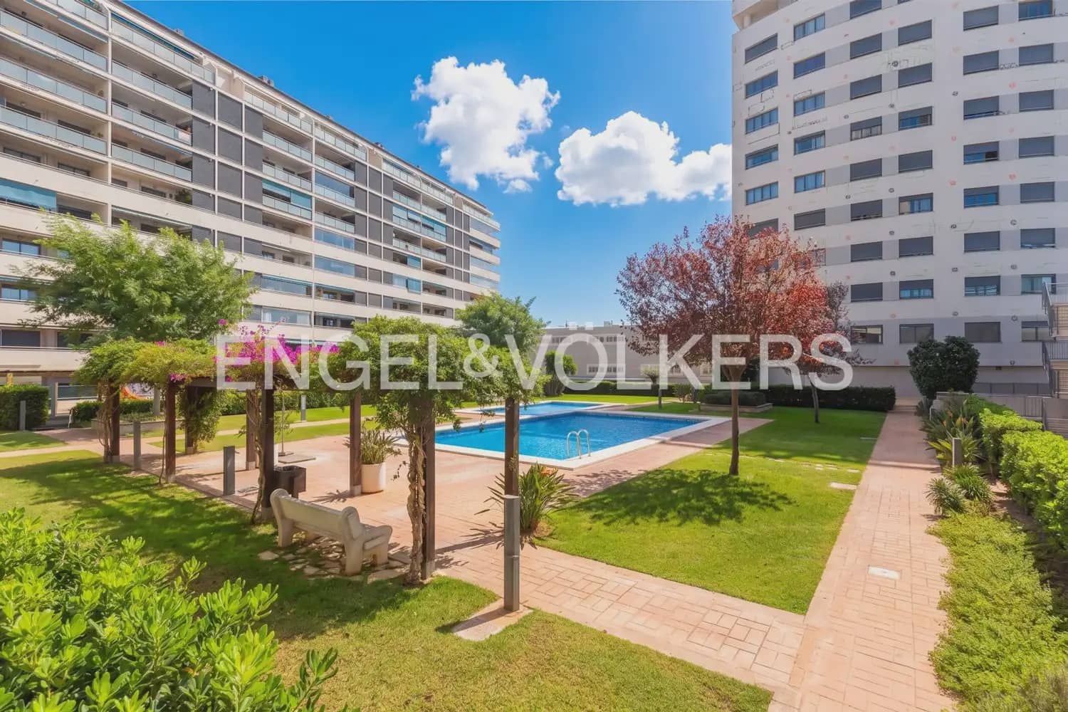 3 bedroom Flat for rent in Valencia city with pool garage - € 2,100 (Ref: 10021437)