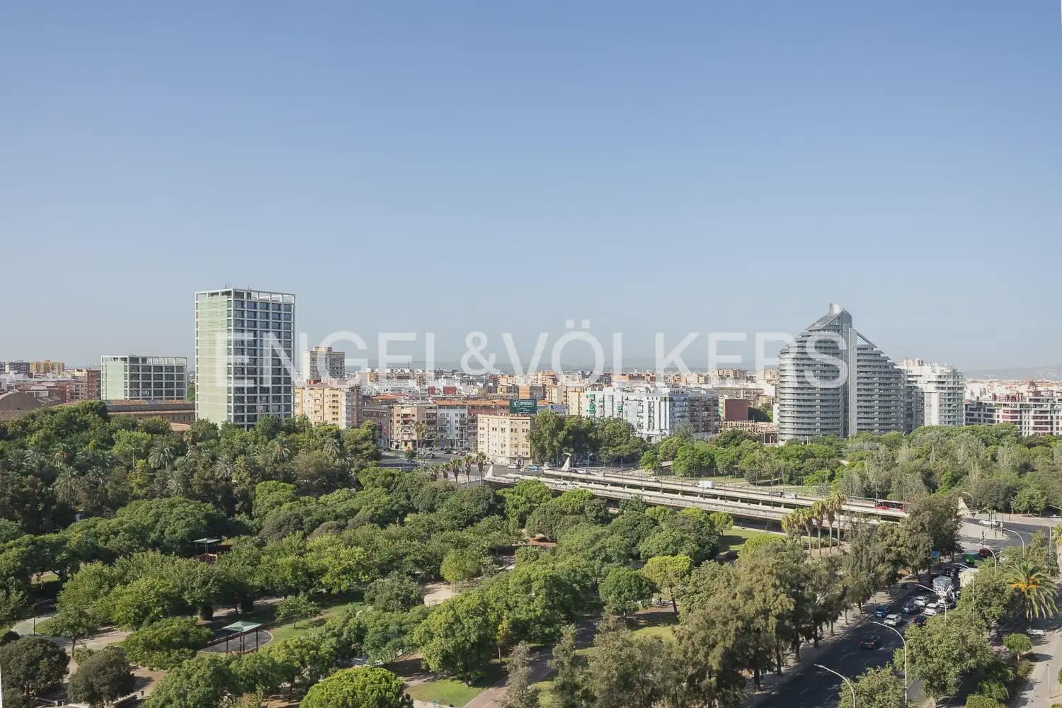 3 bedroom Flat for rent in Valencia city with pool garage - € 2,100 (Ref: 10021437)