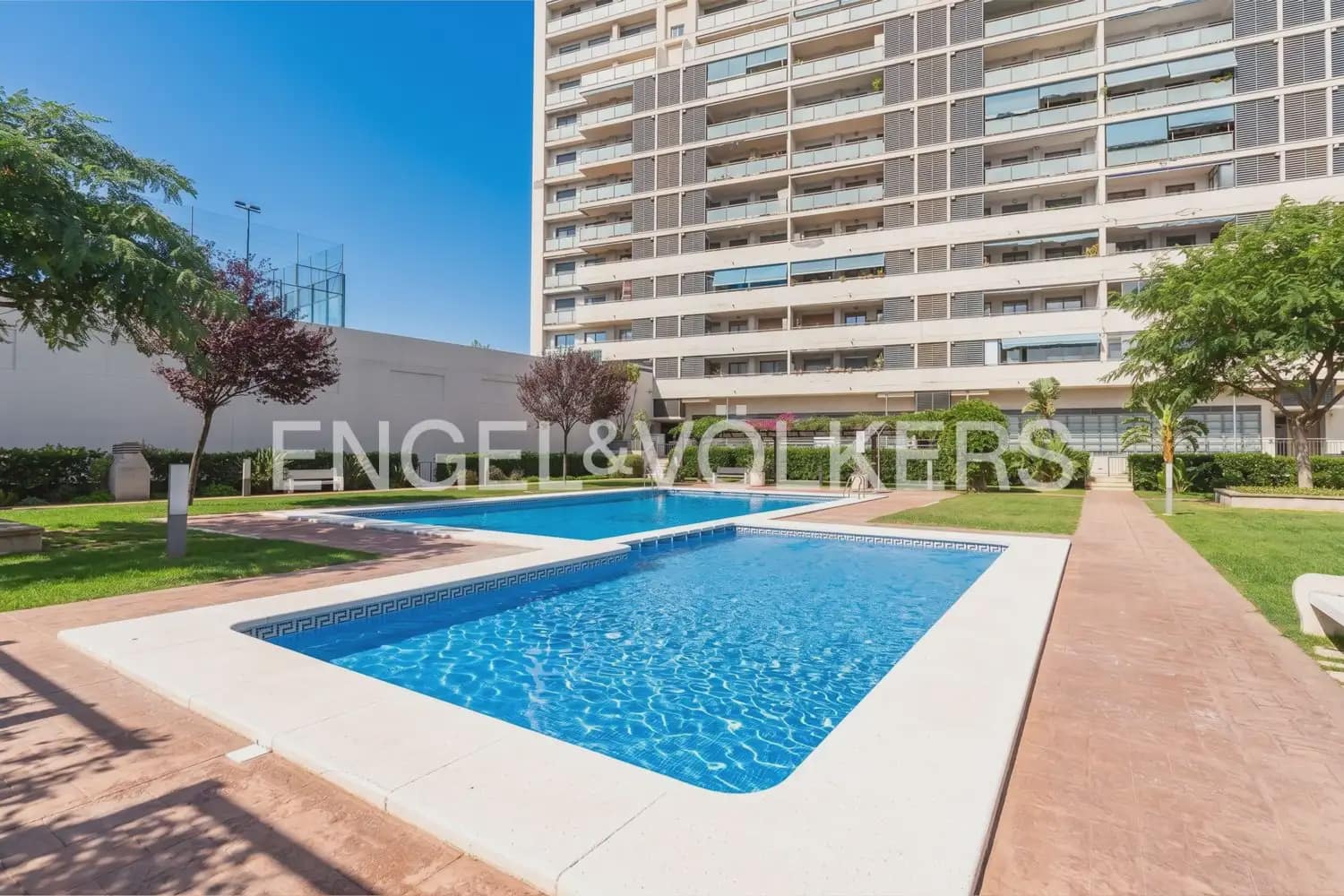 3 bedroom Flat for rent in Valencia city with pool garage - € 2,100 (Ref: 10021437)