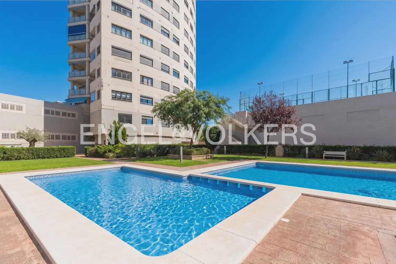 3 bedroom Flat for rent in Valencia city with pool garage - € 2,100 (Ref: 10021437)