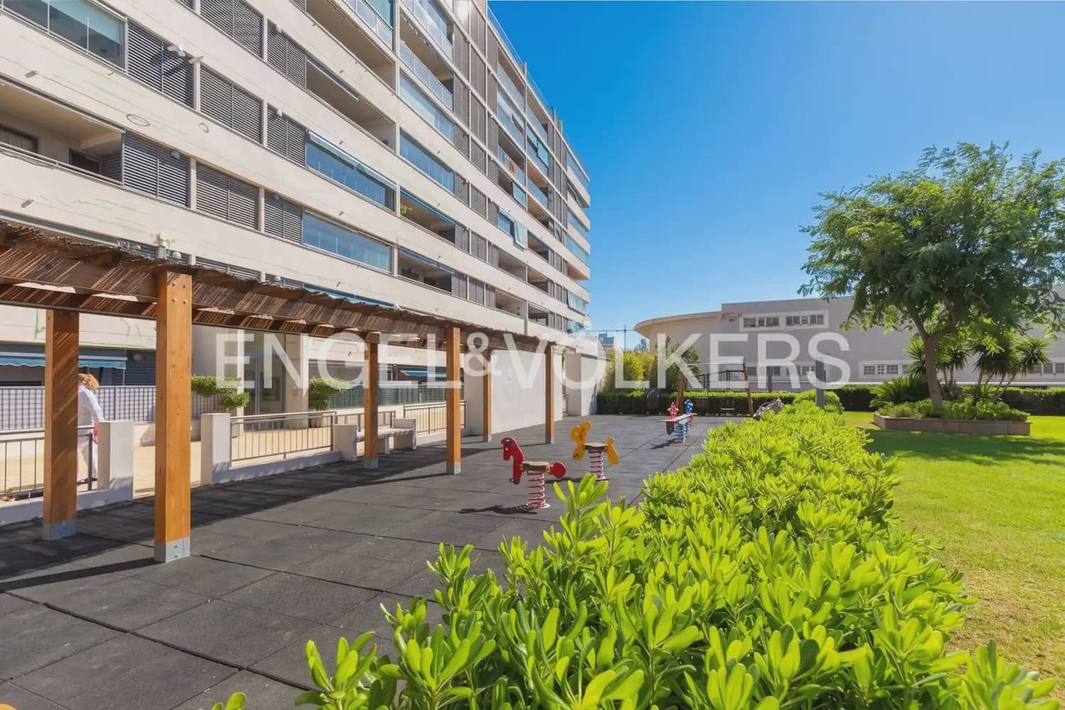 3 bedroom Flat for rent in Valencia city with pool garage - € 2,100 (Ref: 10021437)