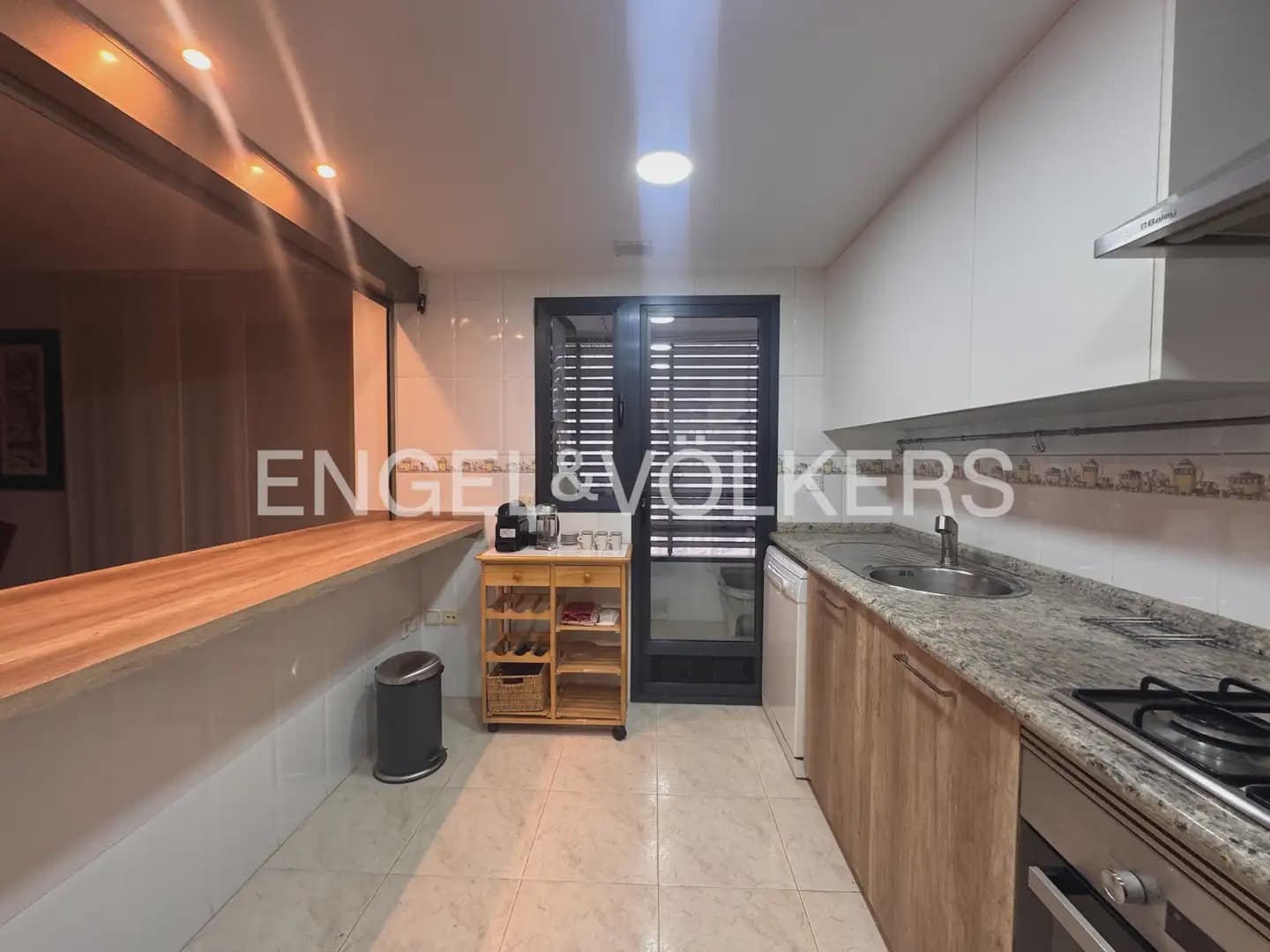 2 bedroom Flat for rent in Valencia city with pool garage - € 1,900 (Ref: 10024879)