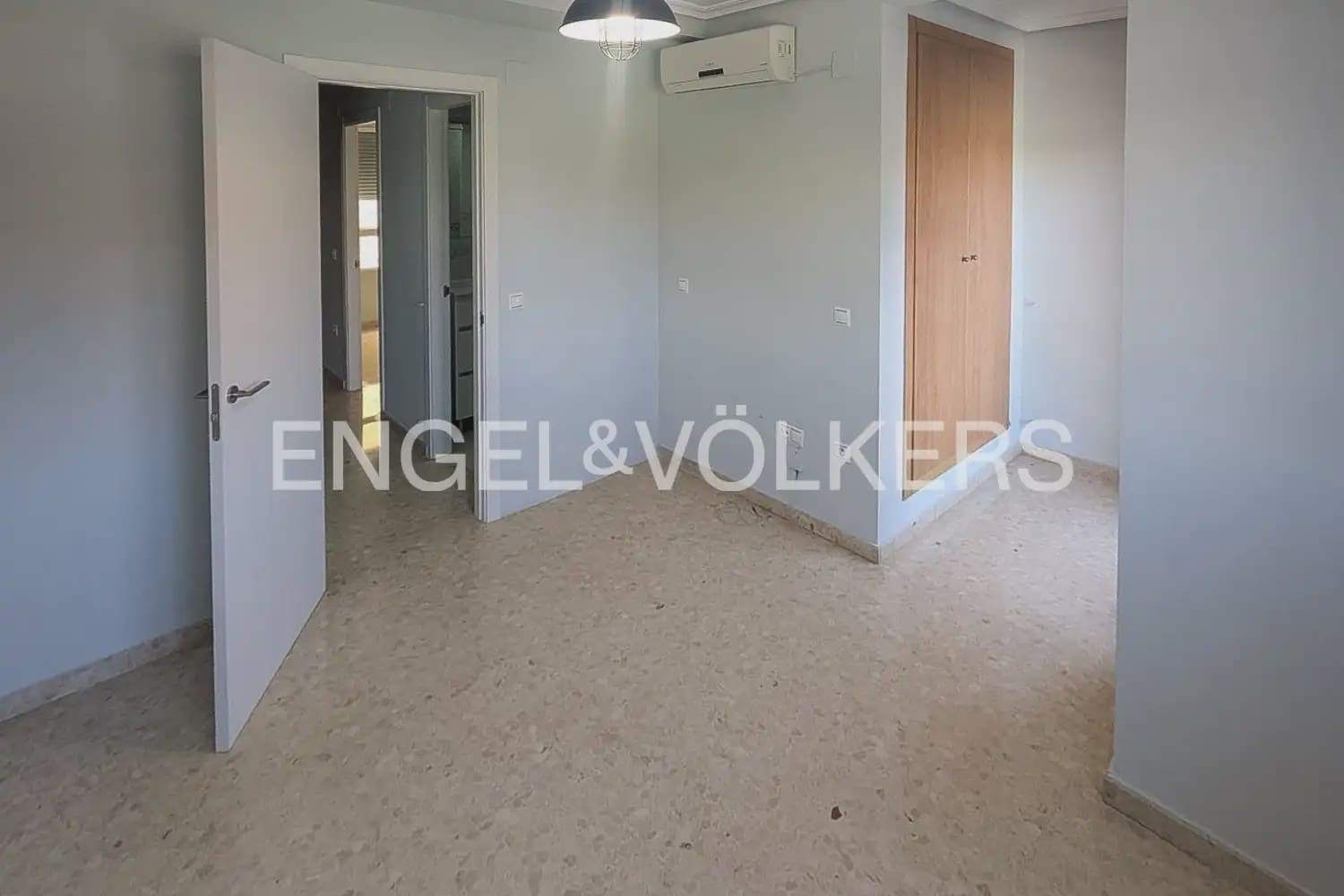 5 quarto Moradia em Banda para arrendar em Torrent com piscina garagem - 1 800 € (Ref: 10024935)