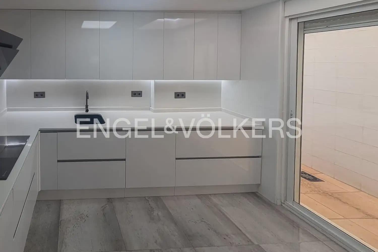5 quarto Moradia em Banda para arrendar em Torrent com piscina garagem - 1 800 € (Ref: 10024935)