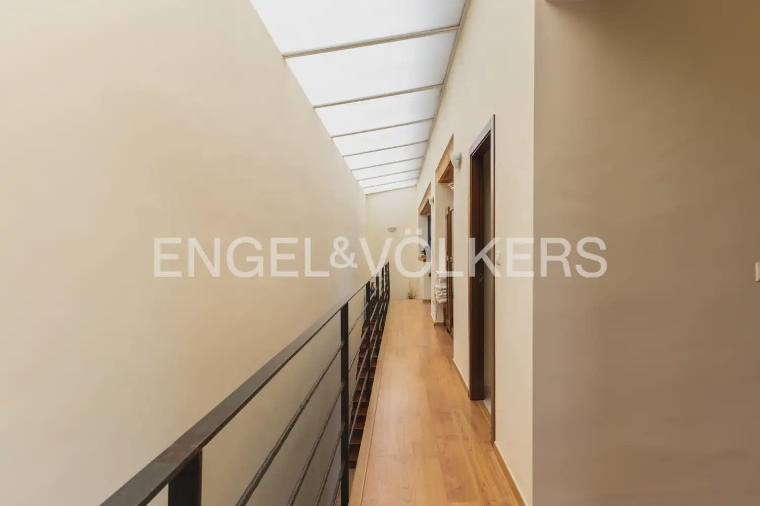 8 bedroom Villa for sale in Montserrat with pool garage - € 849,000 (Ref: 10026475)