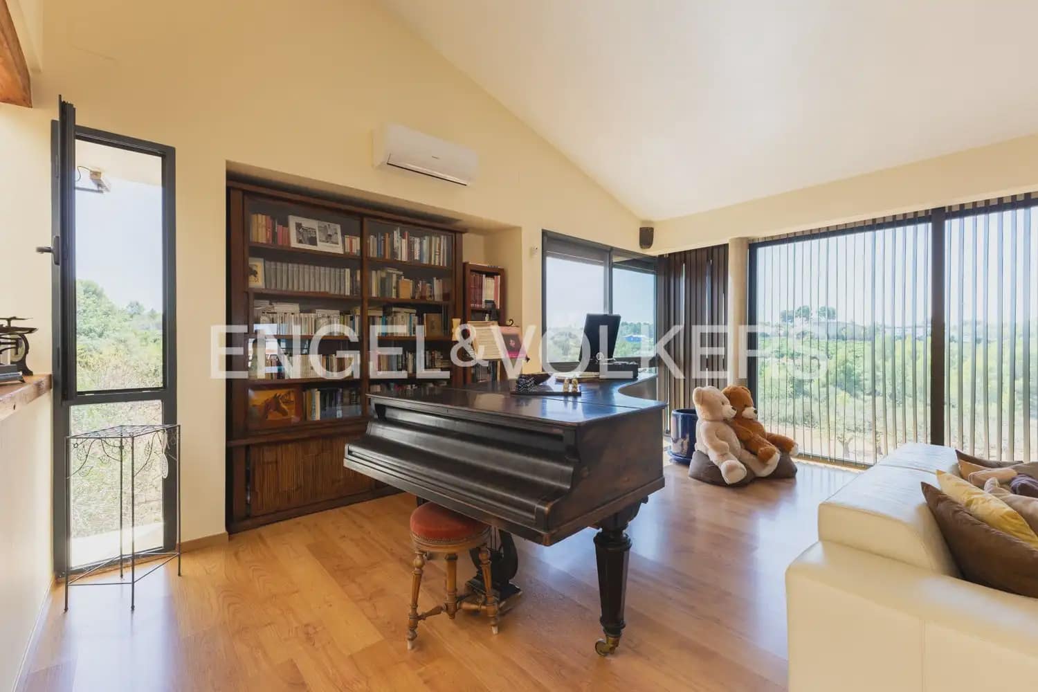 8 bedroom Villa for sale in Montserrat with pool garage - € 849,000 (Ref: 10026475)