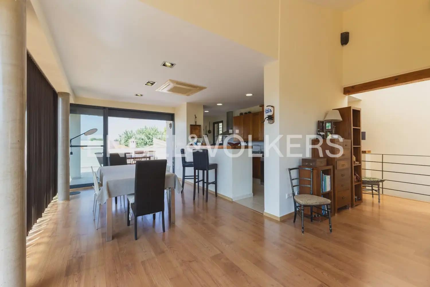 8 bedroom Villa for sale in Montserrat with pool garage - € 849,000 (Ref: 10026475)