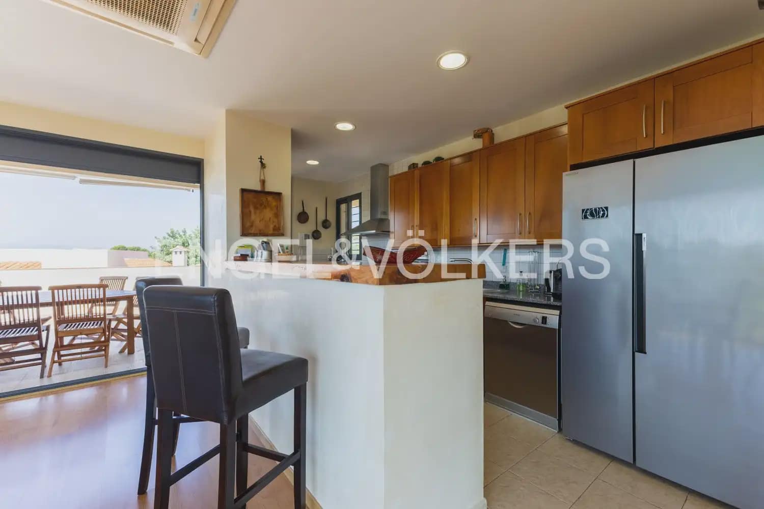 8 bedroom Villa for sale in Montserrat with pool garage - € 849,000 (Ref: 10026475)
