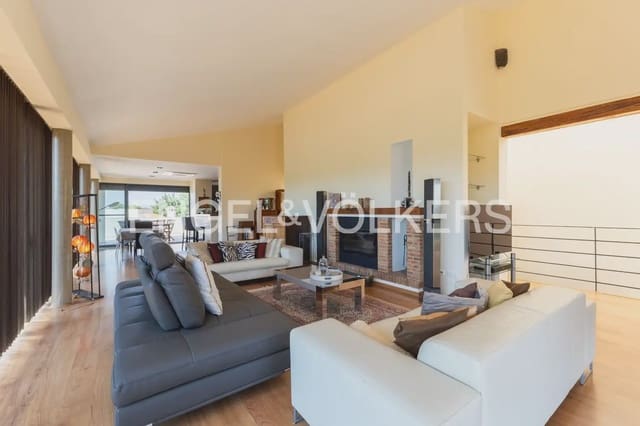 8 bedroom Villa for sale in Montserrat with pool garage - € 849,000 (Ref: 10026475)