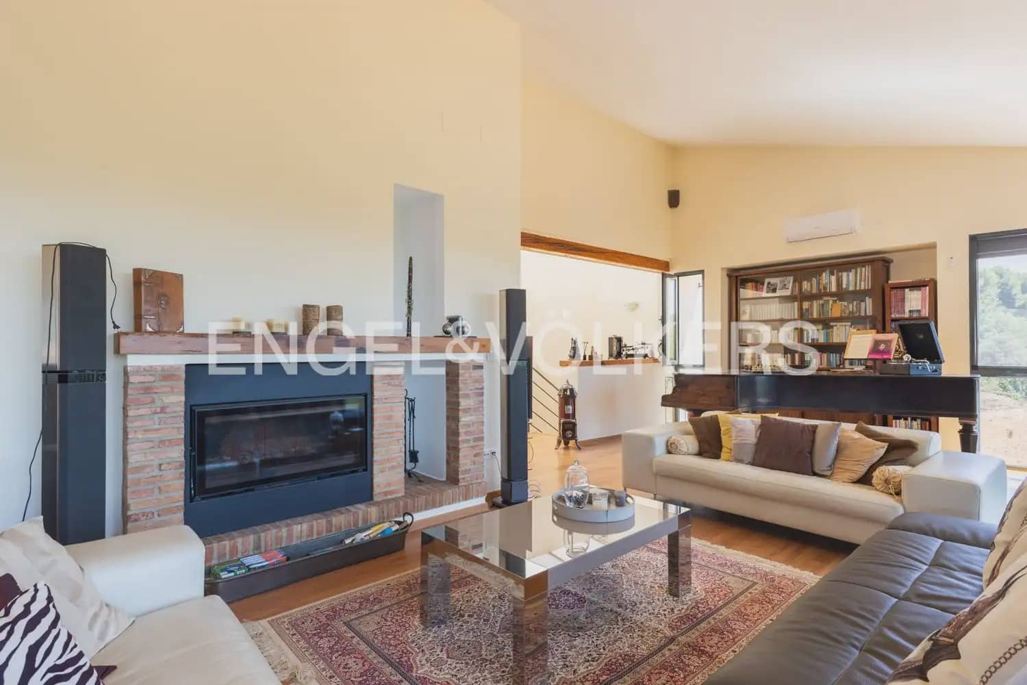8 bedroom Villa for sale in Montserrat with pool garage - € 849,000 (Ref: 10026475)
