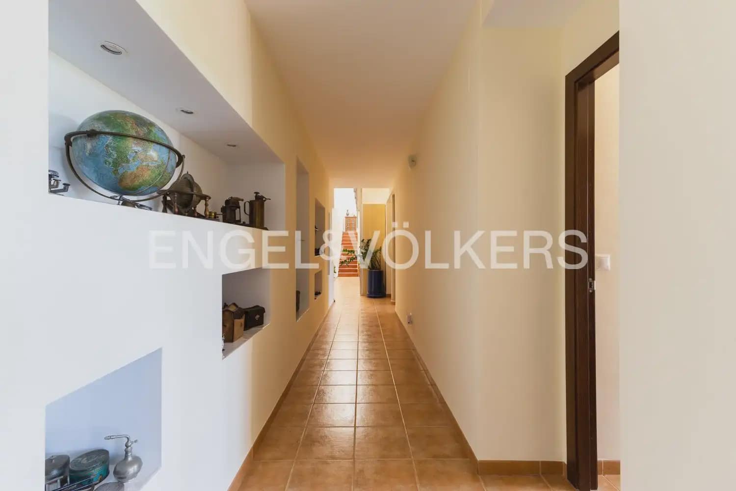 8 bedroom Villa for sale in Montserrat with pool garage - € 849,000 (Ref: 10026475)