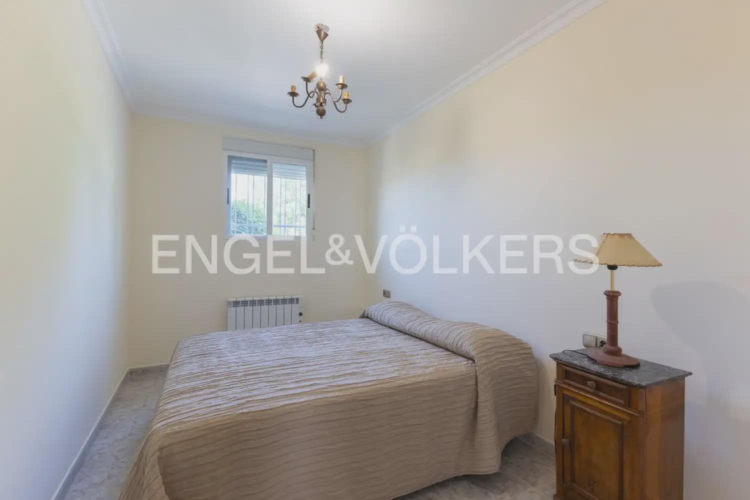 8 bedroom Villa for sale in Montserrat with pool garage - € 849,000 (Ref: 10026475)