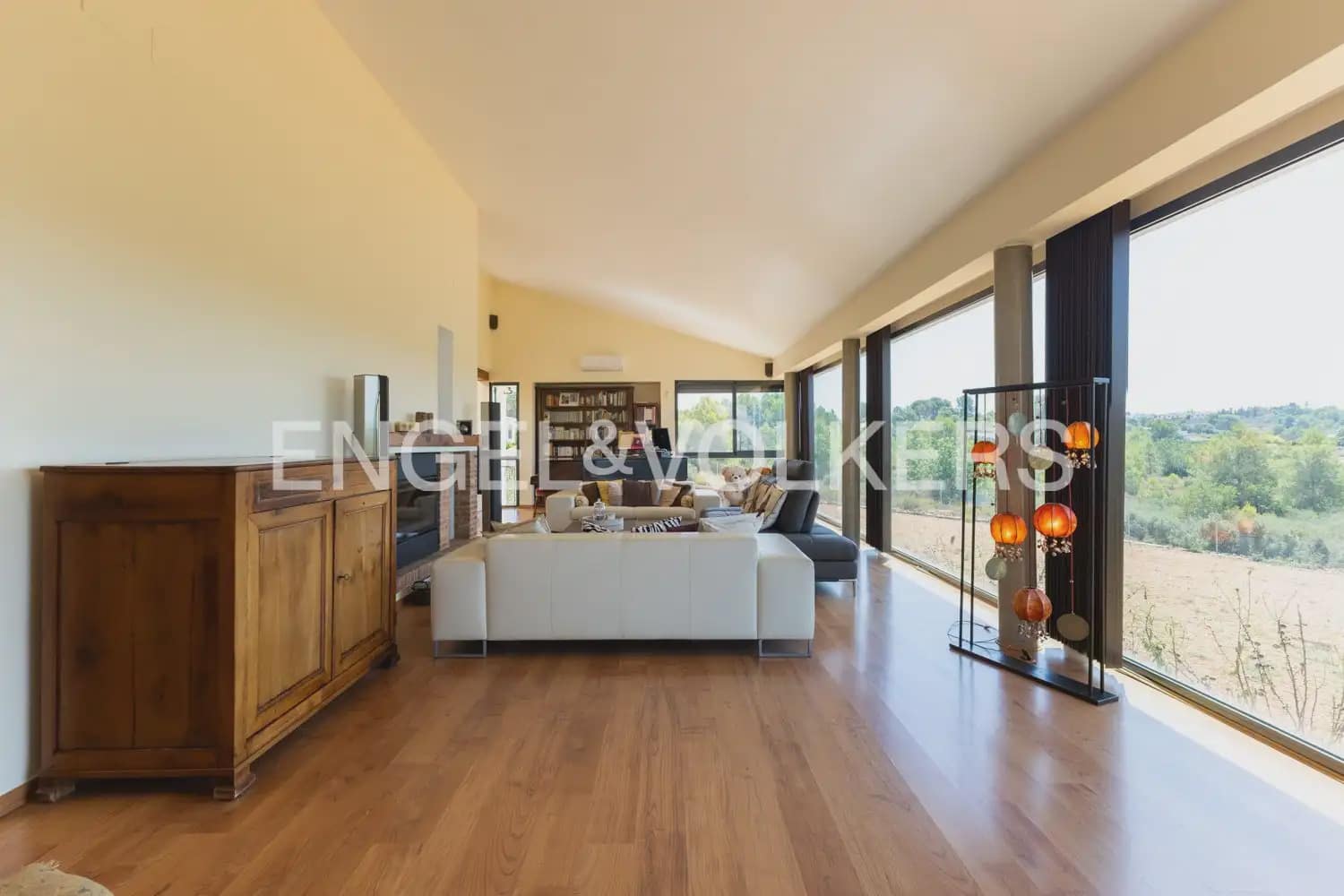 8 bedroom Villa for sale in Montserrat with pool garage - € 849,000 (Ref: 10026475)