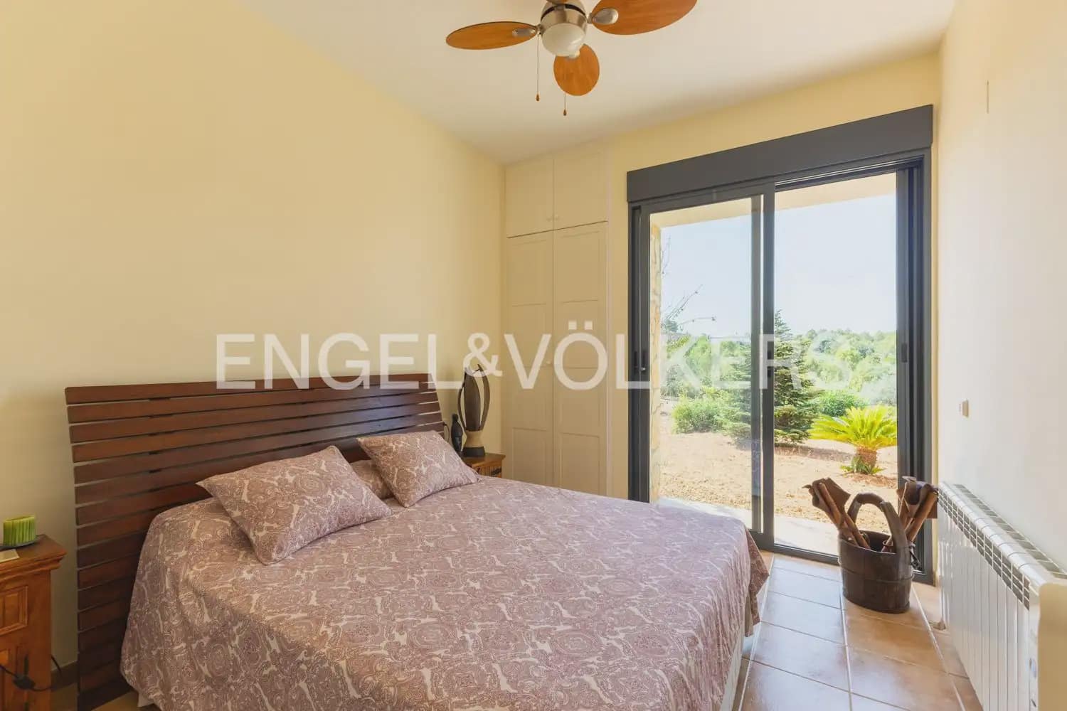 8 bedroom Villa for sale in Montserrat with pool garage - € 849,000 (Ref: 10026475)