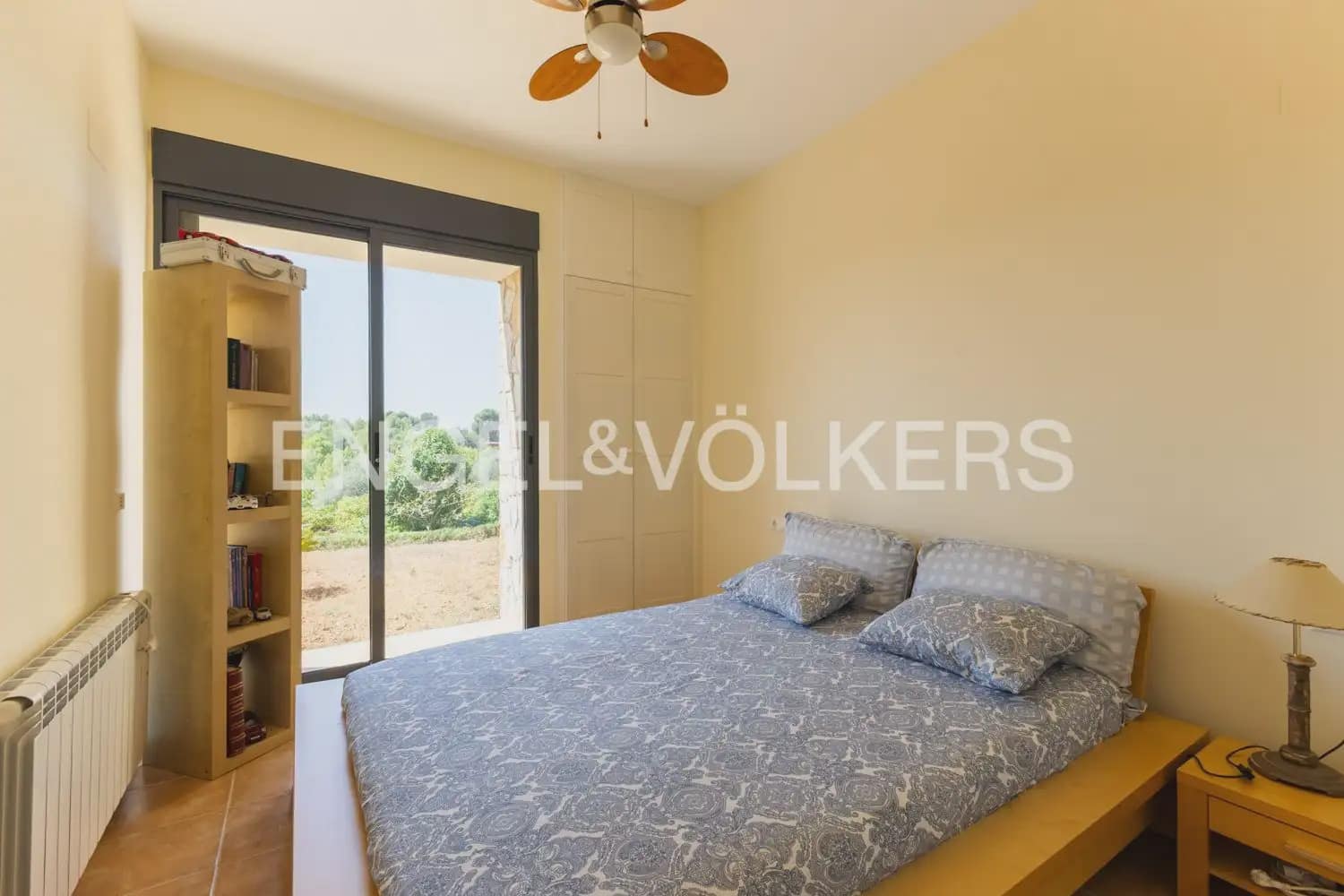 8 bedroom Villa for sale in Montserrat with pool garage - € 849,000 (Ref: 10026475)