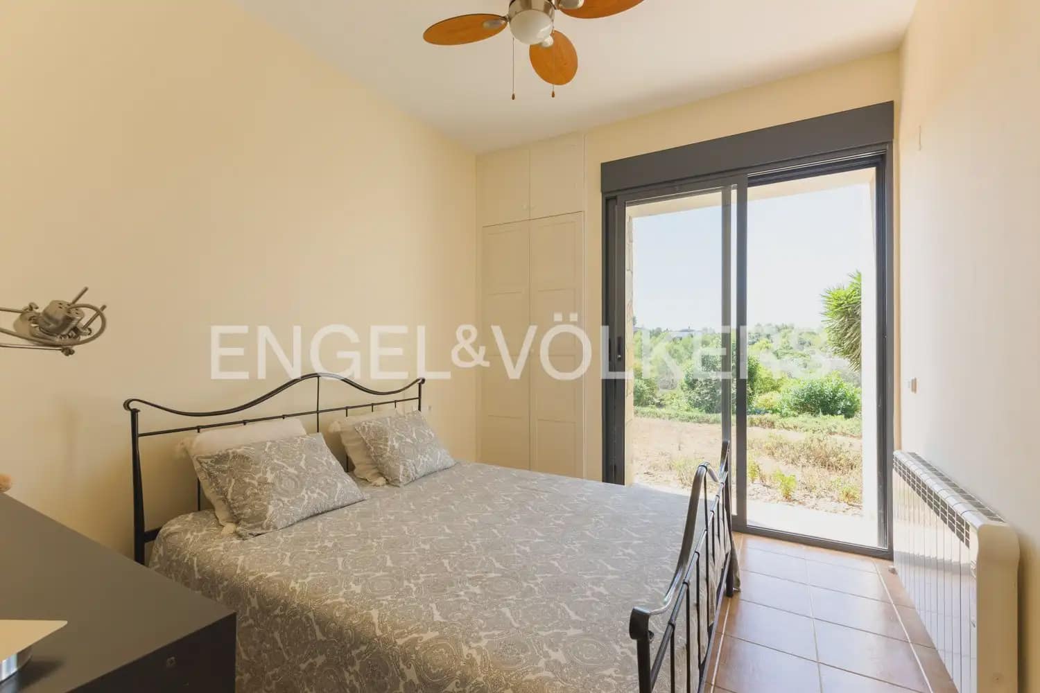 8 bedroom Villa for sale in Montserrat with pool garage - € 849,000 (Ref: 10026475)