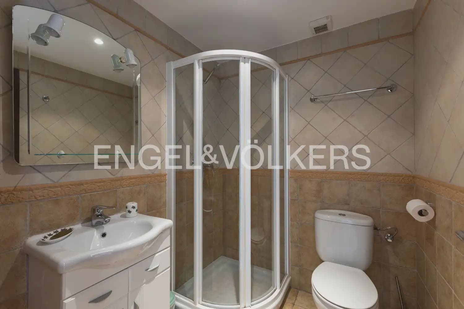 8 bedroom Villa for sale in Montserrat with pool garage - € 849,000 (Ref: 10026475)