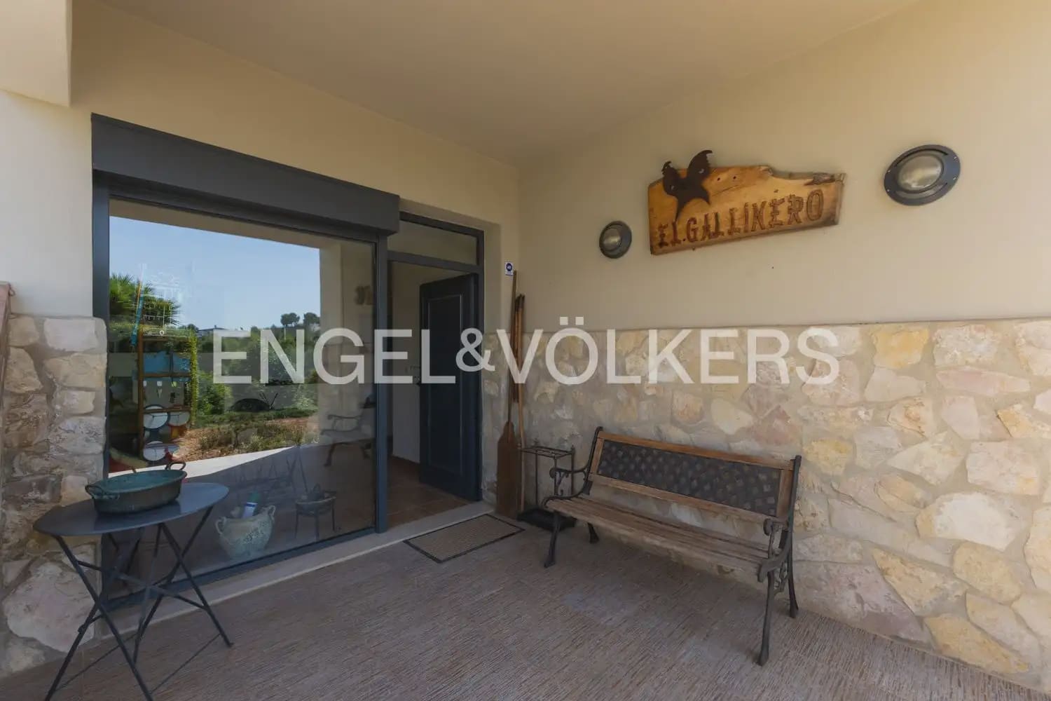 8 bedroom Villa for sale in Montserrat with pool garage - € 849,000 (Ref: 10026475)