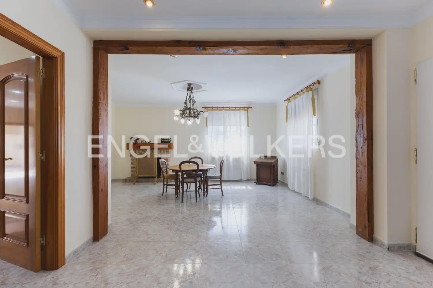 8 bedroom Villa for sale in Montserrat with pool garage - € 849,000 (Ref: 10026475)