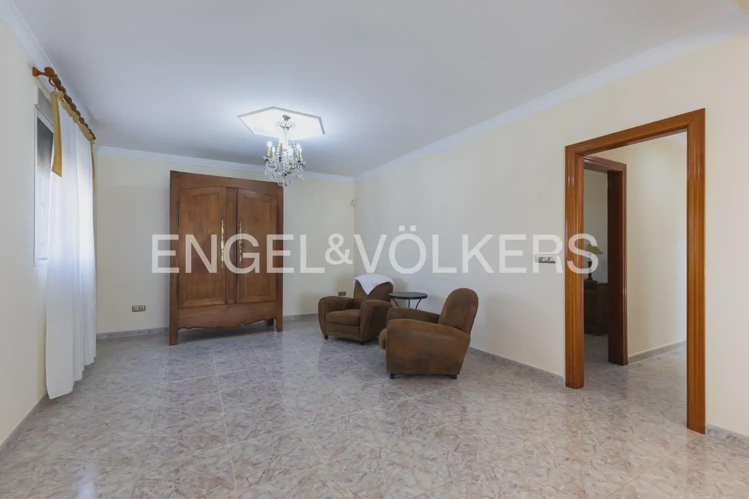 8 bedroom Villa for sale in Montserrat with pool garage - € 849,000 (Ref: 10026475)